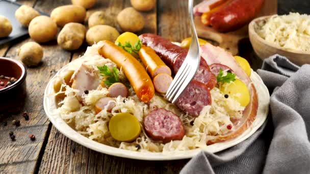 Choucroute Sauerkraut Med Potatis Och Kött — Stockvideo