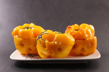 fırında dolmalık biber Cadılar Bayramı konsepti