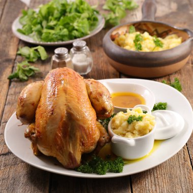 Patates püresi ve soslu kızarmış tavuk.