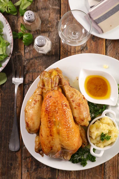 Cały Pieczony Kurczak Puree Ziemniaczanym Sosem — Zdjęcie stockowe