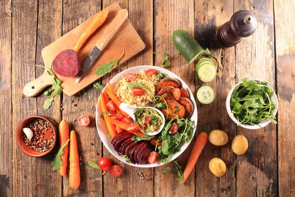 Salada Mista Vegan Com Ingredientes Frescos — Fotografia de Stock