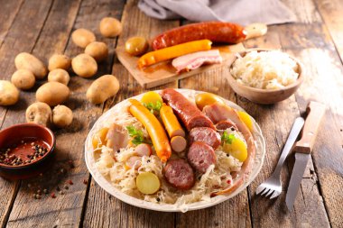 lahana lahana, patates ve sosis.