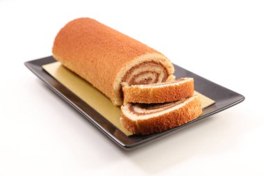 Beyaz arka planda çikolatalı Noel pastası