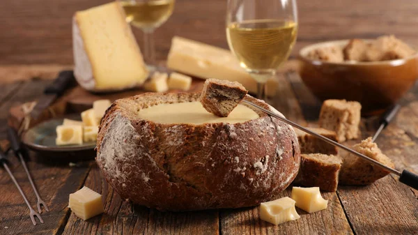 Käse Fondue Brotschale Mit Wein Und Brot — Stockfoto