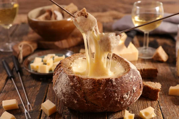 Käse Fondue Brotschale Mit Wein Und Brot — Stockfoto