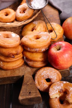 Şekerli geleneksel elmalı çörek.