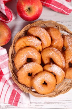 Şekerli geleneksel elmalı çörek.