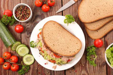 Ton balığı, avokado, salatalık ve domatesli sanviç.
