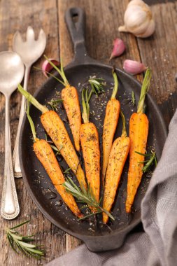 Sarımsaklı ve otlu kızarmış havuç.