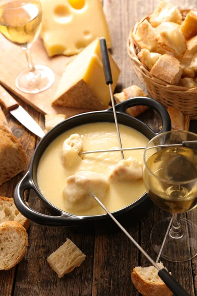 Fondue Käse Mit Wein Und Brot — Stockfoto
