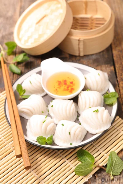 Traditionele Chinese Gestoomde Knoedels Dim Sum Bamboe Stoomboot Stokjes — Stockfoto