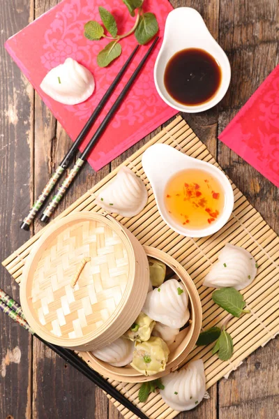 Tradizionali Gnocchi Cinesi Vapore Dim Sum Piroscafo Bambù Bacchette — Foto Stock