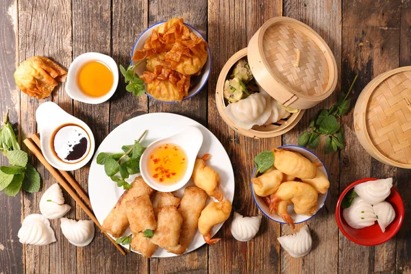 Urval Asiatiska Livsmedel Vårrulle Dim Sum Pommes Frites Räkor Och — Stockfoto