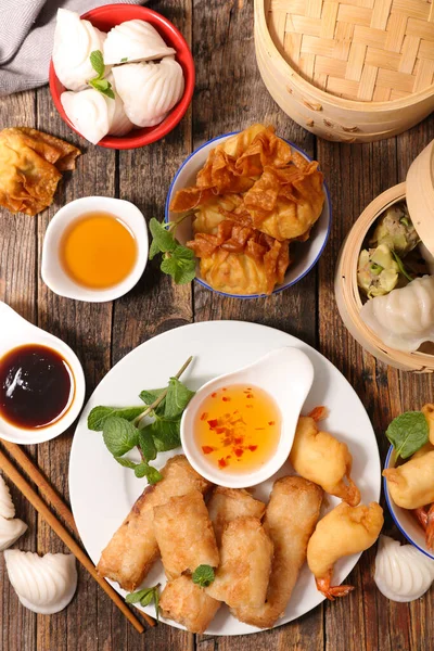 Auswahl Asiatischen Lebensmitteln Frühlingsrolle Dim Sum Pommes Garnelen Und Soße — Stockfoto