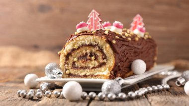Noel çikolatalı İsviçre böreği ve dekorasyon. Çikolatalı Noel kütüğü pastası.