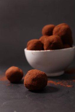Çikolatalı trüf, kakaolu.