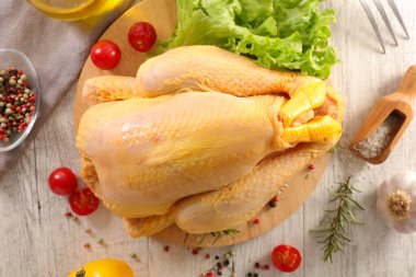 çiğ tavuk ve taze malzemeler.