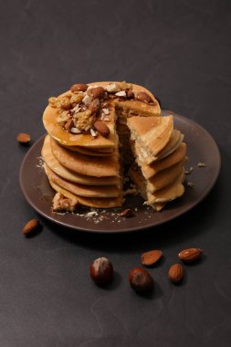 Şuruplu ve fındıklı krep yığını