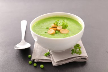 Bir kase bezelye çorbası ve kızarmış ekmek.