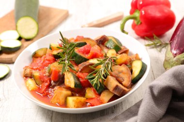 Kızarmış sebze, ratatouille ve biberiye.