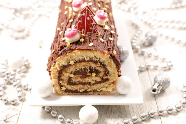 クリスマスチョコレートスイスロールと装飾 チョコレートユールログクリスマスケーキ — ストック写真