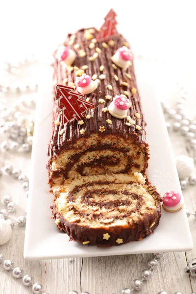 Weihnachten Schokolade Schweizer Rolle Und Dekoration Schokolade Yule Log Weihnachtskuchen — Stockfoto