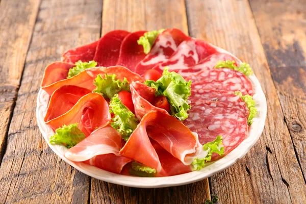 Verschiedene Fleischscheiben Salami Speck Schinken — Stockfoto