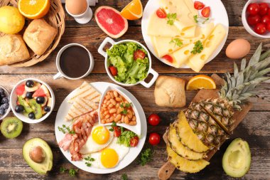 Yumurtalı geleneksel İngiliz kahvaltısı, kızarmış domuz pastırması, tost.