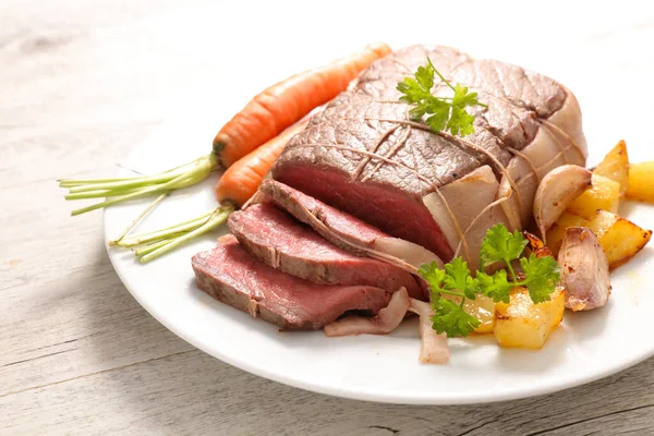 야채와 소스를 곁들인 쇠고기 — 스톡 사진