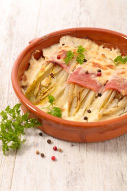 Jambon ve kremalı hindiba.