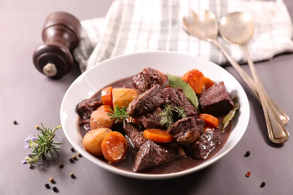 Rindfleisch Bourguignon Rindereintopf Mit Karotten Und Wein — Stockfoto