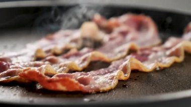 Tavada kızarmış pastırma.