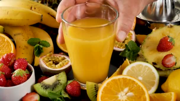 Färsk Fruktjuice Och Färska Fruktingredienser — Stockvideo