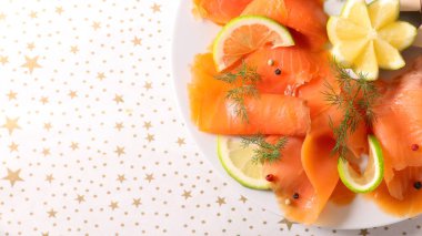 Limon ve dereotlu füme somon.