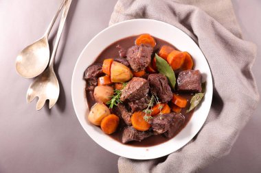 Şarap sosu ve havuçla pişirilmiş biftek.