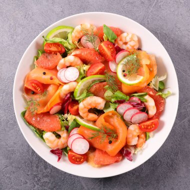 Karides, turp, domates ve greyfurtlu füme somon salatası.