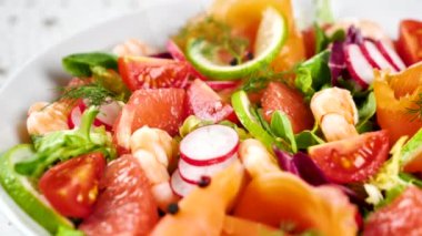 Somon füme salata, greyfurt, karides, turp ve marul karışımı.