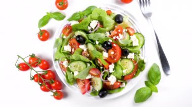 Salatalıklı sebze salatası, domates, zeytin ve peynir.