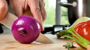 Adam taze kırmızı soğan kesti.