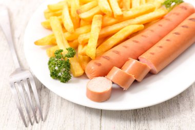 Sosis ve patates kızartması.