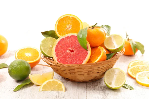 各种柑橘类水果和叶子 — 图库照片