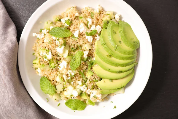 Peynirli Kinoa Salatası Salatalık Avokado — Stok fotoğraf