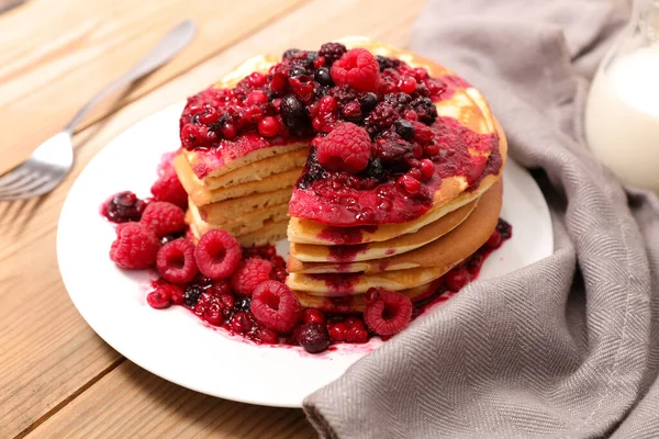 Pancake Σωρό Σιρόπι Φρούτων Μούρων — Φωτογραφία Αρχείου