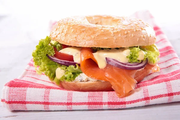 Panino Bagel Con Salmone Affumicato Verdure Salsa — Foto Stock