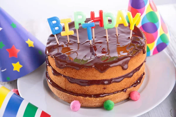 チョコレートとお祝いの装飾と誕生日ケーキ — ストック写真