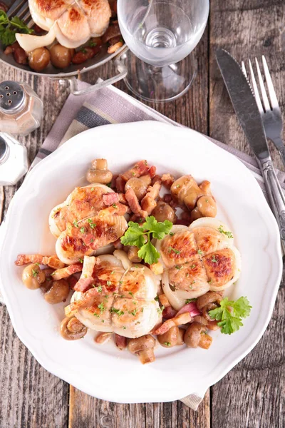 Cerdo Pollo Asado Con Tocino Champiñones Castañas —  Fotos de Stock