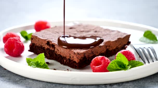 Salsa Cioccolato Versando Deliziosi Brownie — Video Stock