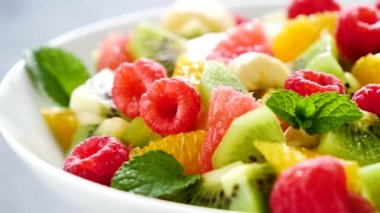 Taze, sağlıklı meyve salatası