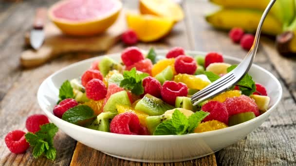 Comer Ensalada Frutas Frescas — Vídeo de stock