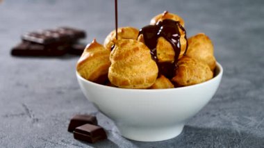 Choux hamur işi ve çikolata sosu.